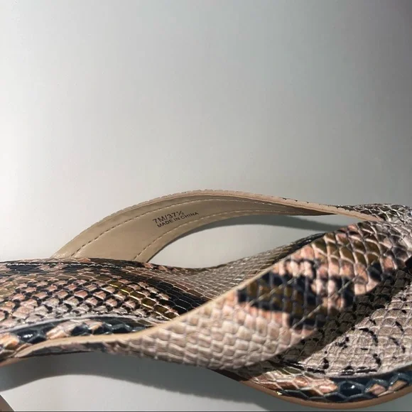 Vince Camuto Snake Skin Pattern Saresta Thong Sandal New In Box - Picture 8 of 14